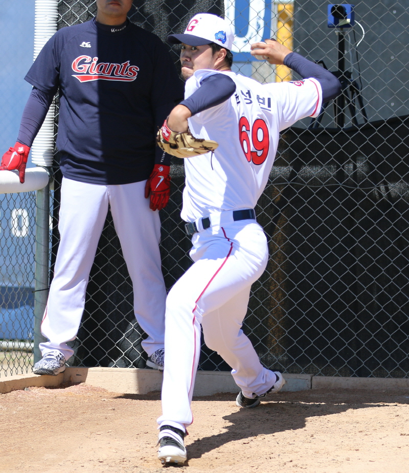 스프링캠프 소식-윤성빈 불펜피칭 소화